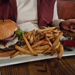 Elle and Jack’s signature dishes The Smash Burger, Shrimp and Grits, Fried Chicken Sandwich, Fish and Chips